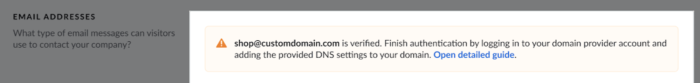 Abschnitt „E-Mail-Adressen“ mit hervorgehobenem Hinweis, dass die E-Mail-Adresse verifiziert wurde und der Benutzer die Authentifizierung abschließen kann, indem er sich in seinem Domainanbieterkonto anmeldet und die bereitgestellten DNS-Einstellungen zu seiner Domain hinzufügt. Außerdem gibt es einen Link zum Öffnen der detaillierten Anleitung.